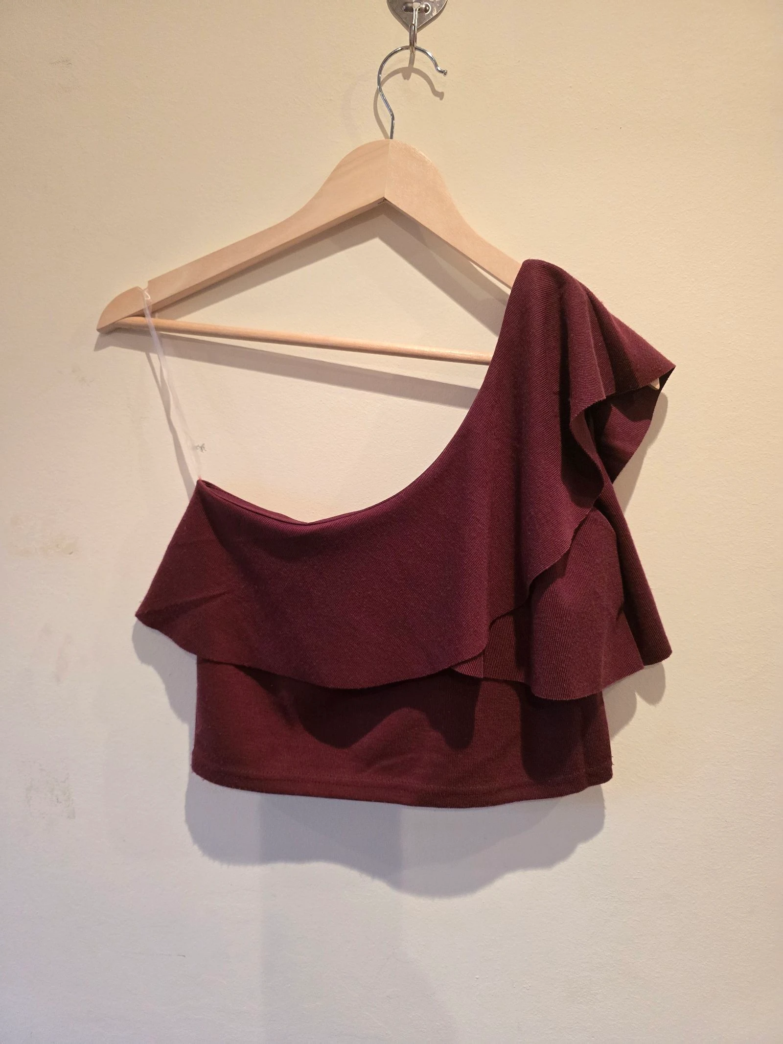 Top asimétrico granate con volante M.G (Morango) - Talla L (Nuevo con etiquetas)